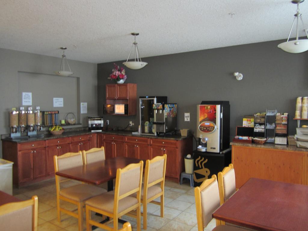 Hotel Lakeview & - Nelson Fort Nelson